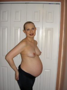 Femmes enceintes et pleines nues et ouvertes